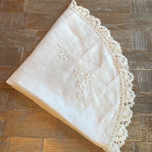 Vintage Handstitched Linen Embroidered Round Tablecloth🖤